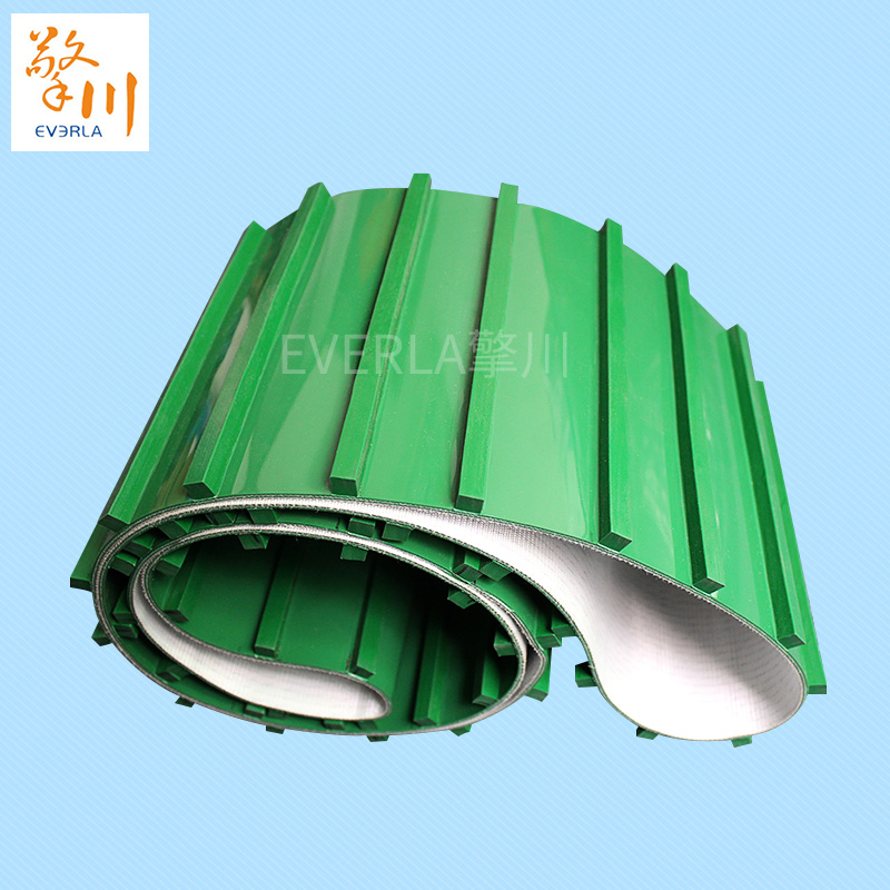 綠色PVC<a href='http://ontimecarpet.com/shusongdai/' target='_blank'><u>輸送帶</u></a>表面加長擋塊條的主圖