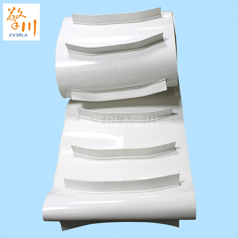 PVC<a href='http://ontimecarpet.com/shusongdai/' target='_blank'><u>輸送帶</u></a>加彎擋板