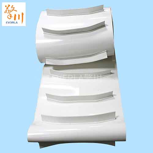 白色PVC彎<a href='http://ontimecarpet.com/shusongdai/xiangjiao/' target='_blank'><u>擋板輸送帶</u></a>